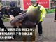 重庆5旬男子背30岁残疾儿找工作 被误认为人贩子